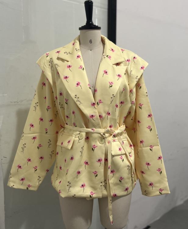 2025 Весна/Лето Универсальное Однотонное Пальто: Приталенный пояс, Подплечник, Элегантный дизайн