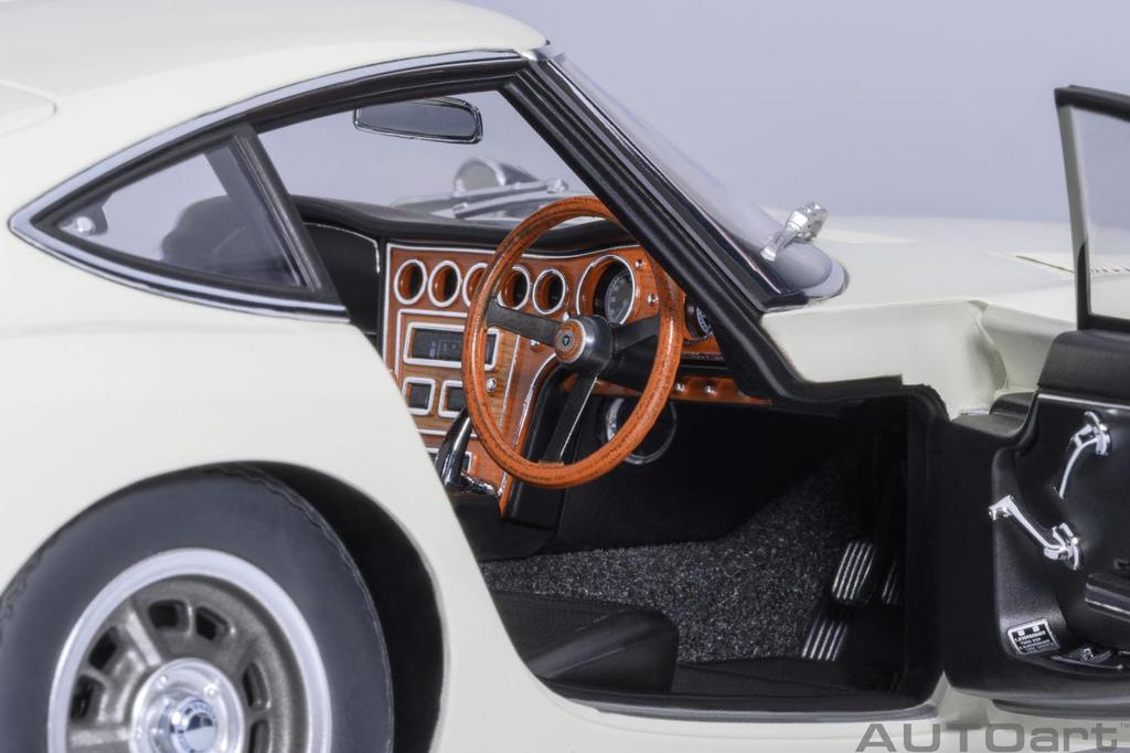 AUTOart Toyota 2000GT 1967 Готовая модель 79546 (белый)