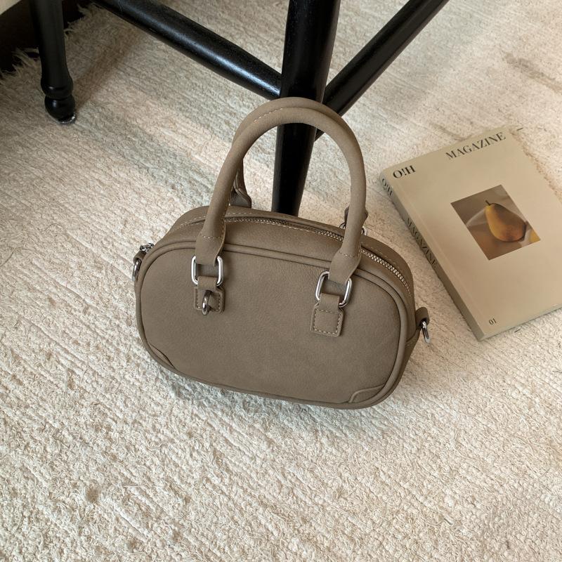 Женская сумка 2025 новая трендовая осенне-зимняя легкая роскошная нишевая высококлассная сумка на плечо для通勤, сумка-мессенджер, маленькая квадратная сумка