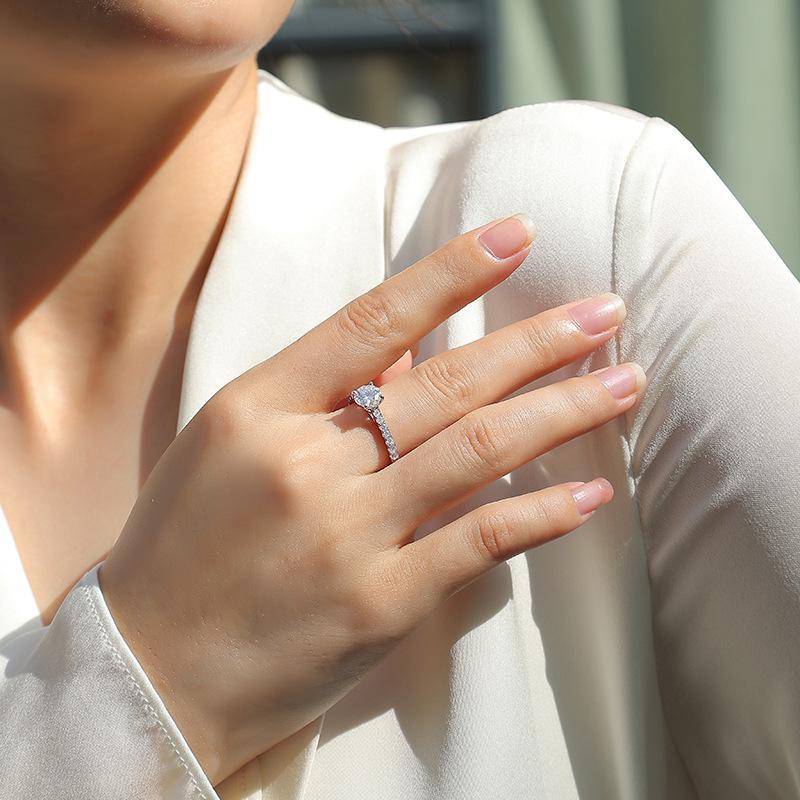 Bague Ringen Женское закрытое кольцо с инкрустацией серебром S925 1 карат с муассанитом в форме сердца