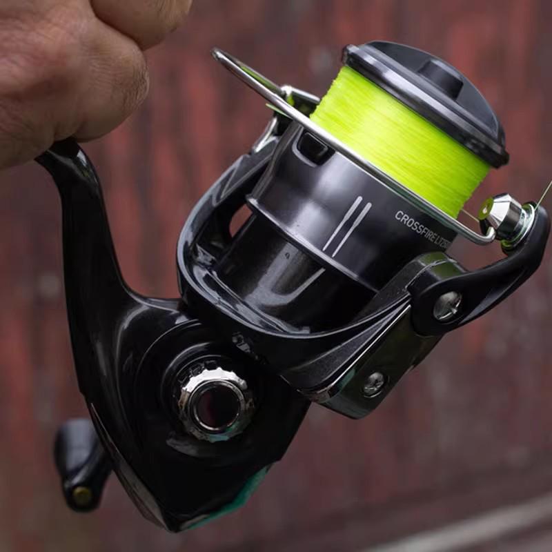 Спиннинговая катушка Daiwa CROSSFIRE LT - Легкая металлическая шпуля для дальнего заброса, Доступна в 26 моделях.