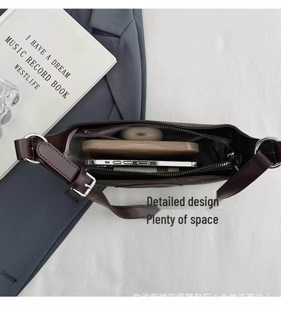 Trendy High-End Women's Niche Fashion Shoulder Crossbody Bag with Versatile Print Letter Design