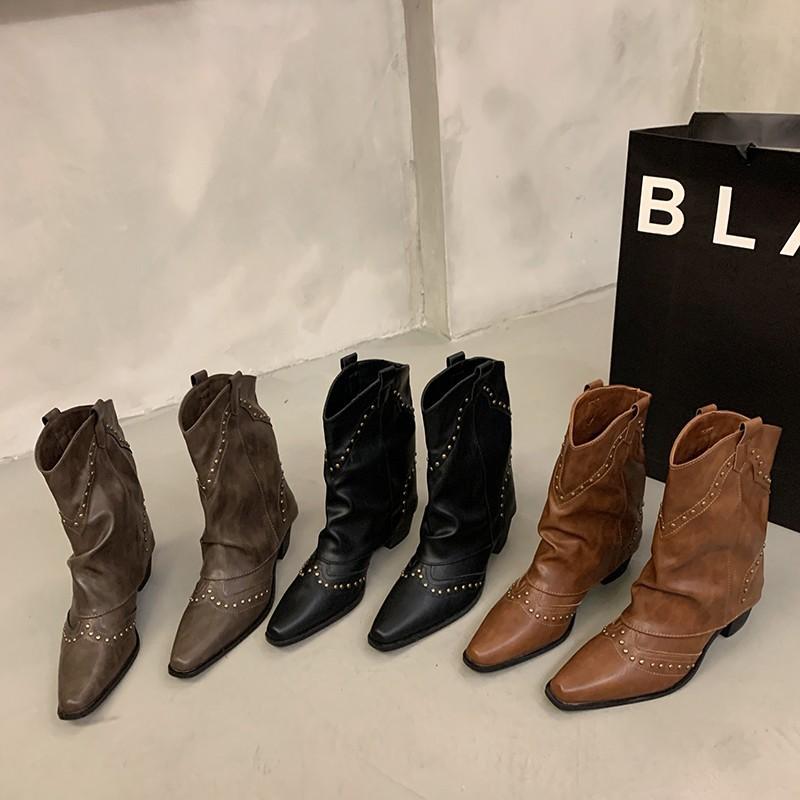 Короткие сапоги в стиле ретро. Коричневые модные ковбойские сапоги в стиле вестерн. Сапоги-трубы «Челси» с заклепками. Женская обувь.