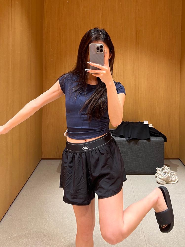 Короткие шорты для йоги Alo Casual Slim: Спортивная одежда, подчеркивающая фигуру, свободного кроя для весны и лета