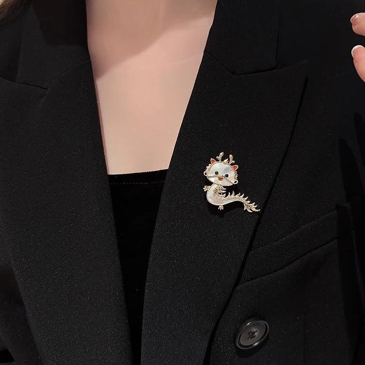 Брошь «Дракон со знаком зодиака»: Милый металлический значок унисекс, новогодний подарок, дизайн с мультяшным драконом для соответствия одежде