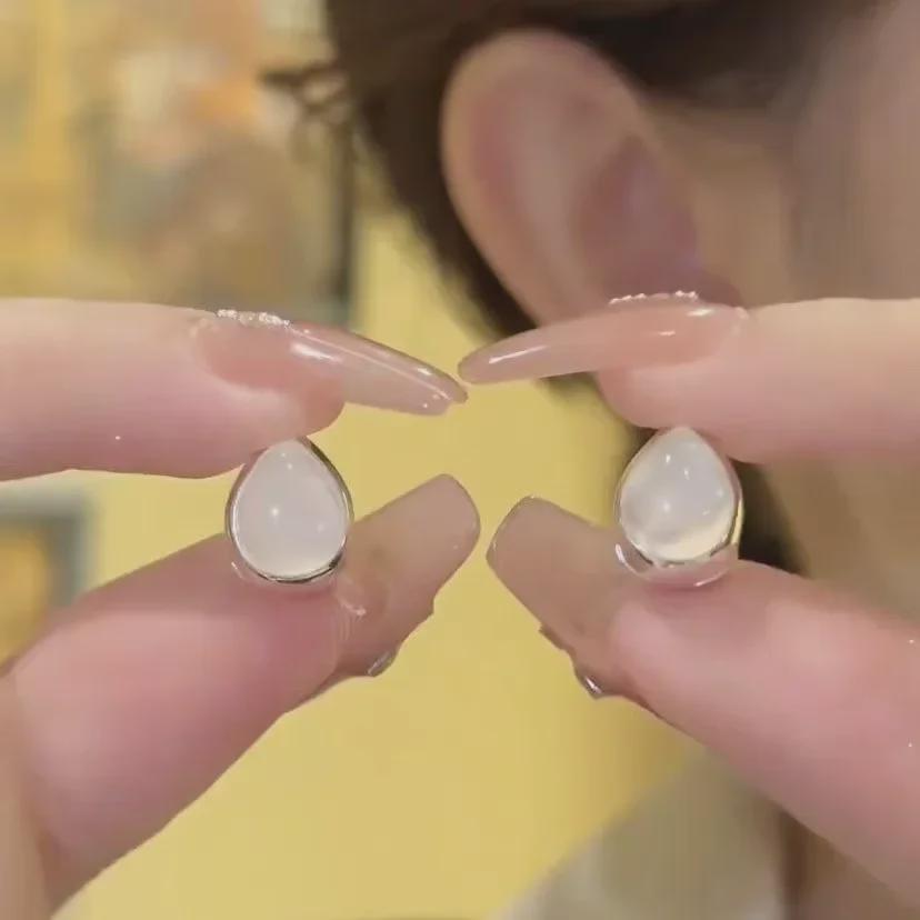 Элегантные серьги-капли с камнем кошачий глаз — универсальные, легкие, роскошные, изысканного дизайна.