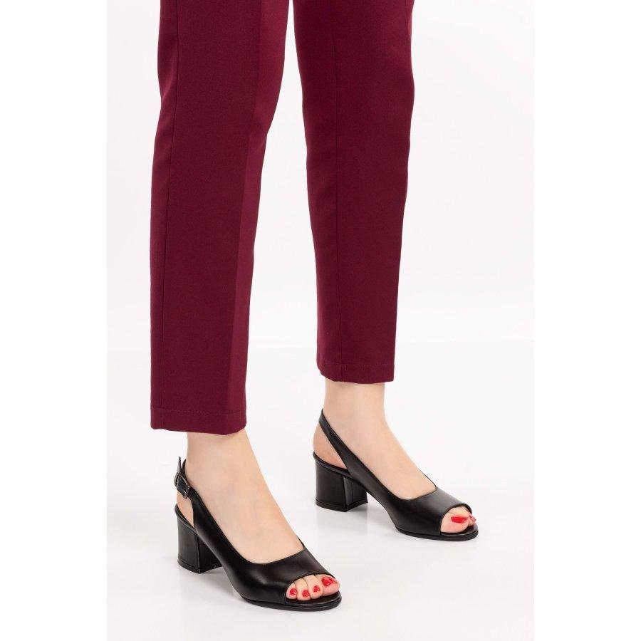 Женские босоножки на среднем каблуке из натуральной кожи