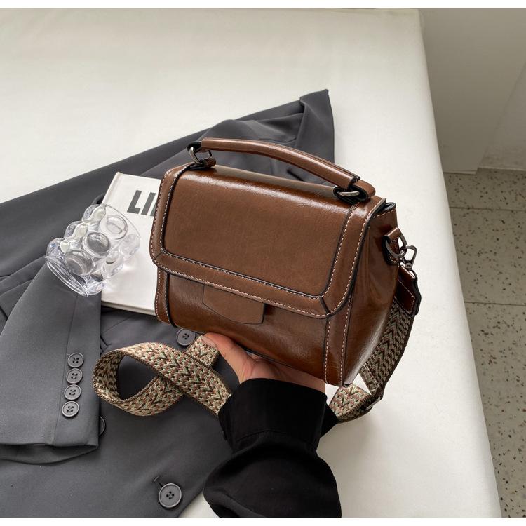 Handheld small bag women 2025 new retro niche design small square bag high-end commuting shoulder messenger bag tide