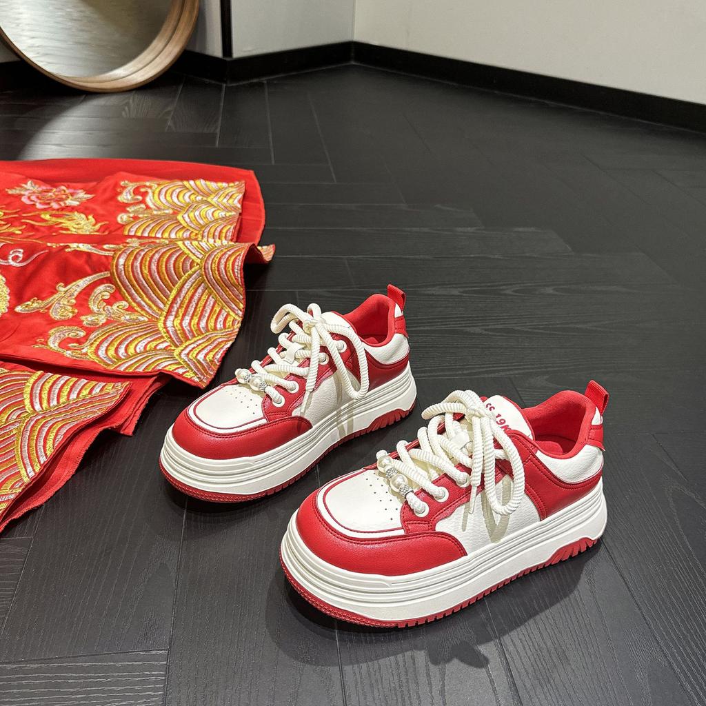 Подарок красные свадебные туфли 2025 новая невеста платформа внутренняя высота увеличение кожа повседневные подружки невесты праздничные спортивные туфли на высоком каблуке