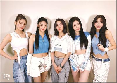 Товары ITZY 12 плакатов + 1 набор наклеек (ITZY) PO