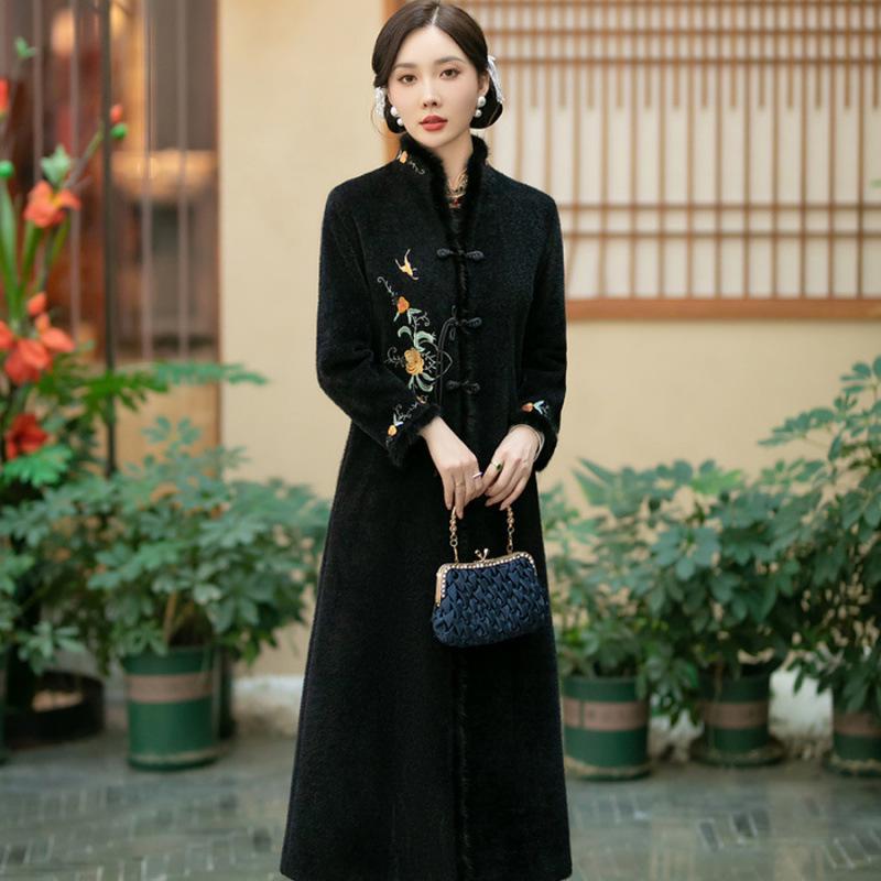 Retro Embroidered Velvet Cheongsam Coat for Middle-Aged and Elderly: Stylish & Versatile Autumn/Winter Outerwear