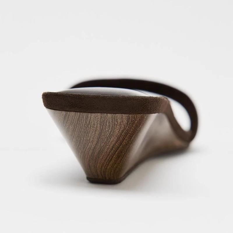 Летние новые однословные шлепанцы пляжный отдых с крутыми каблуками на ветру шлепанцы толстые каблуки уличные шлепанцы женские