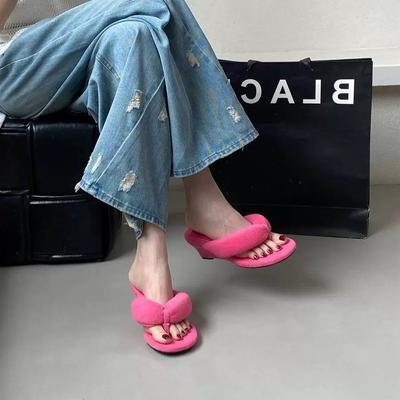 Нишевые ретро леопардовые тапочки на танкетке с острым носком женские 2025 осень легкий вечерний бриз повседневные шлепанцы