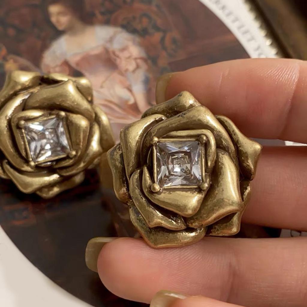 Модные серьги-цветки камелии золотистого тона, удобные для женщин, портативные, подходят для повседневной и вечерней одежды, стильные наряды