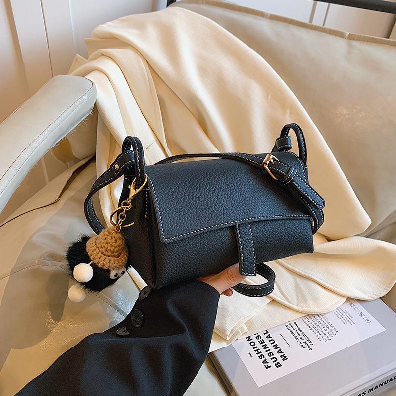 Маленькая сумка высокого класса женская осень 2025 новая нишевый дизайн универсальная сумка-мессенджер популярная в этом году маленькая квадратная сумка