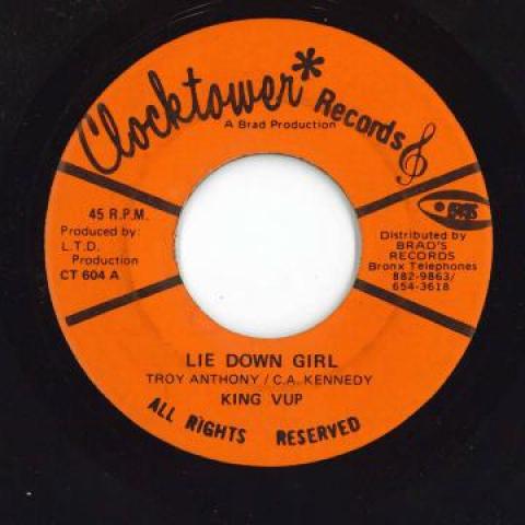 7-дюймовая пластинка KING VUP - Lie Down Girl / Инструментальная версия CT604 Clocktower США 1974 Ямайка Регги, Ска и Даб