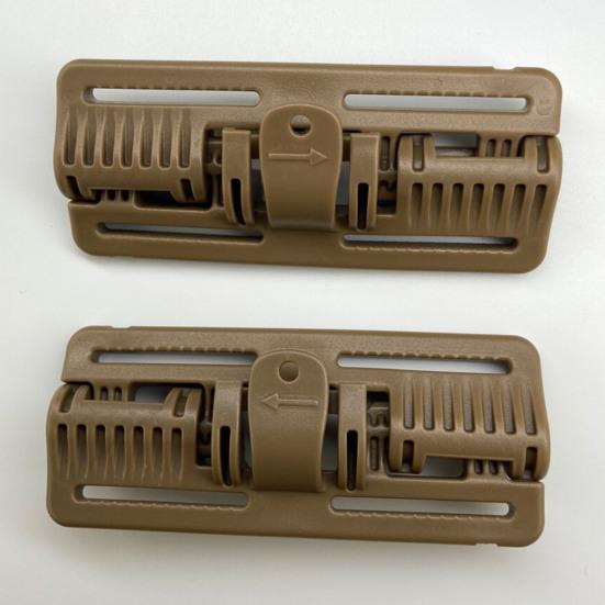 Отличная быстросъемная пряжка без перфорации, удобная, практичная.