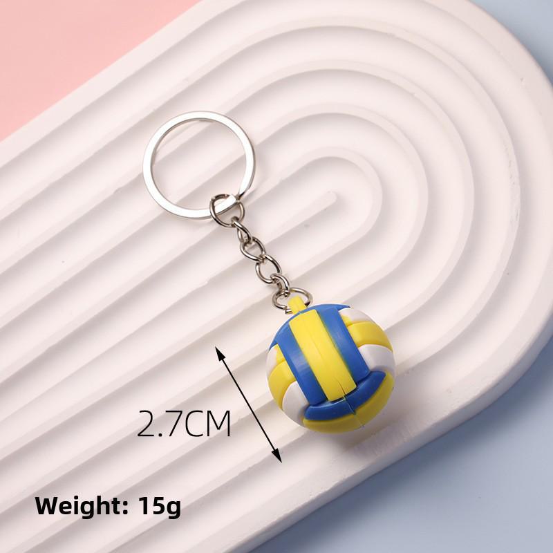 «Набор брелоков с изображением футбольного и баскетбольного мяча и креативными маленькими подвесками-куклами, идеальный подарок для активного отдыха».