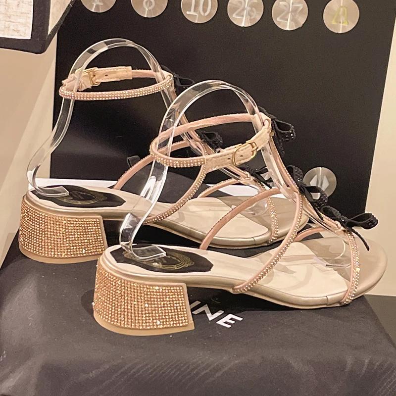 Модные Роскошные Сандалии на Толстом Каблуке с Бантом и Кристаллами Женские Элегантные Туфли-Сандалии на Ремешке Вокруг Лодыжки Женские 2025 Средний Каблук Гладиаторы Сандалии Женские