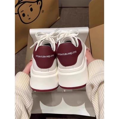 McQueen маленькие белые туфли женские 2025 весна и осень новые маффины толстая подошва увеличение высоты маленькие универсальные кеды