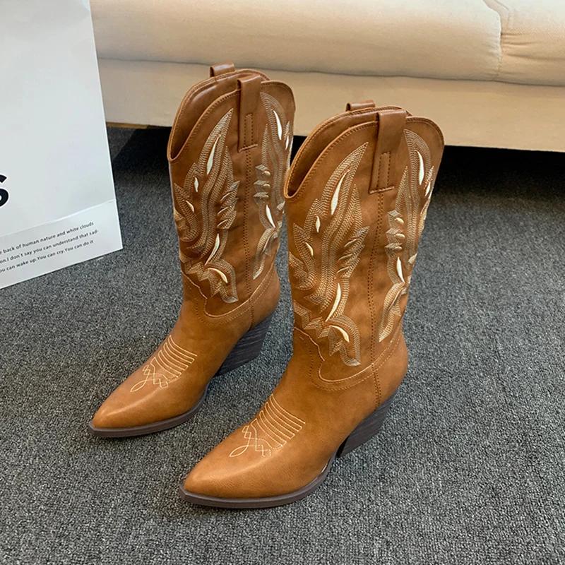 Мода вышивка женские ковбойские сапоги модные элегантные остроносые туфли без застежек квадратный каблук женские полусапожки до середины голени