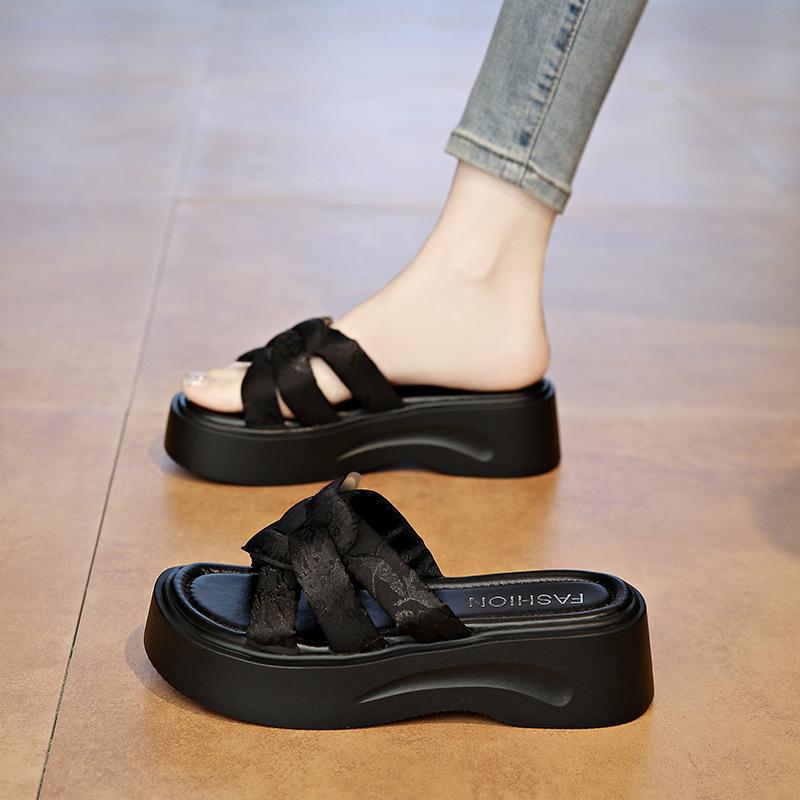 Маленькие легкие и прохладные тапочки для женской летней носки на толстой подошве, новая модная юбка, нескользящая пляжная обувь с увеличением высоты 2025