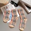 Европейские и американские модные носки Haute Couture Британский стиль Нишевые клетчатые носки Женские ретро полосатые контрастные носки средней длины и носки