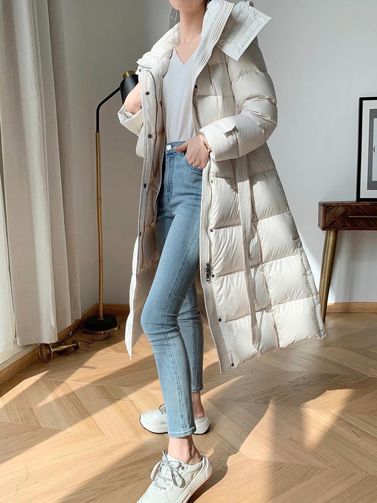 Женская роскошная облегающая куртка из белого утиного пуха с капюшоном и отделкой из лисьего меха