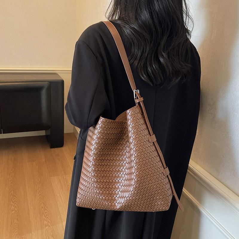 Сумки большой вместимости для женской осени и зимы, универсальные, новые простые сумки через плечо, сумки-мессенджеры, сумки для мамы и ребенка популярны в этом году. ведро