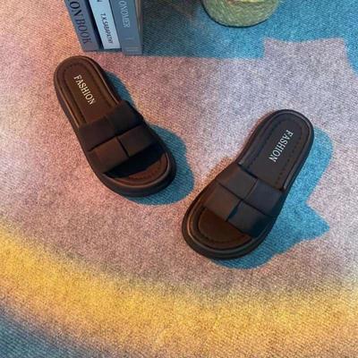 Шлепанцы на толстой подошве для женской летней носки 2025 новые модели с юбками французские повседневные шлепки для ходьбы по грязи приморские пляжные сандалии