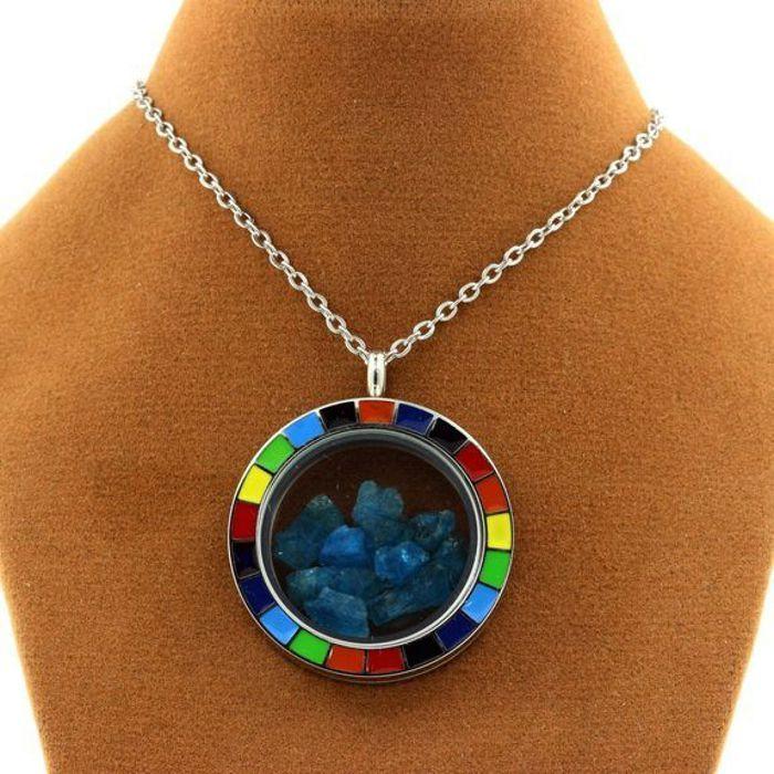 Pierres et Minéraux. Collier Apatite bleu neon brut. Modèle Arc-en-ciel.