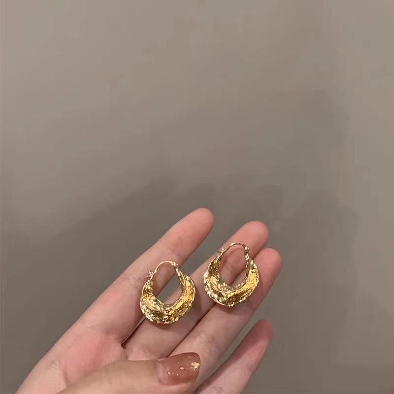 Французские ретро металлические серьги-кольца с плиссировкой - Минималистичный дизайн в холодном стиле.