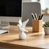 Белая фигурка птицы, напечатанная на 3D-принтере, Маленькая птица мира на шаре, Маленькая декоративная скульптура птицы для интерьера, Декор для стола, полки