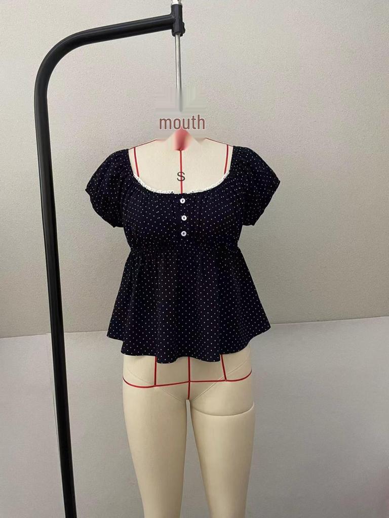 Летнее облегающее платье с коротким рукавом и V-образным вырезом в горошек