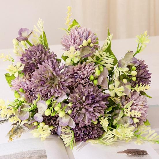 Шикарный букет искусственных цветов, не увядший, полный жизненной силы, создающий атмосферу