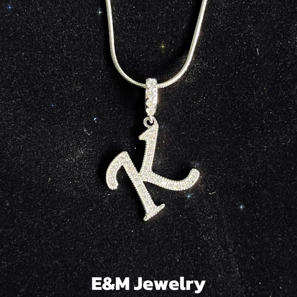 Королевский двор - Ожерелье в стиле «Дрянные девчонки» - Набор подвесок: Крест, Корона и Римская цифра, полностью покрытых цирконием - Роскошный позолоченный медный чокер для женщин