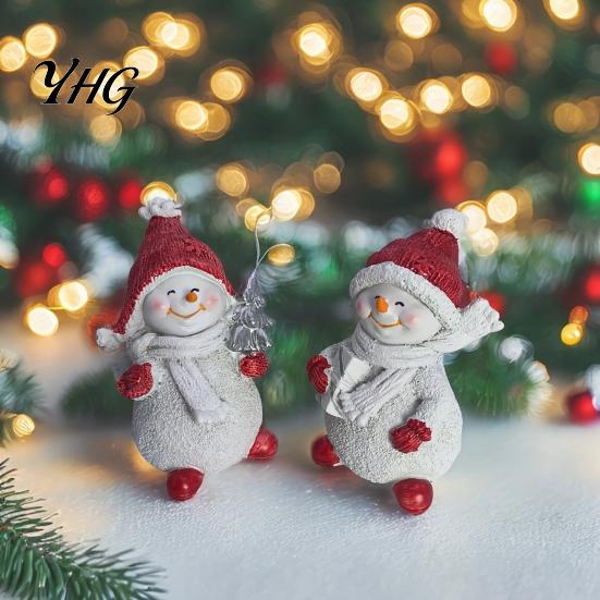 Winter Atmosphere Table Decor 2Pcs Christmas Snowman Figurine, Cute Tabletop Decor, Resin Snow Statue with Gift for Friends Knit Hat Scarf Home Mantel