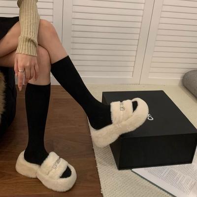 Зимние пушистые туфли на толстой подошве, женская обувь 2024 года, новый нишевый дизайн, стразовый акцент, одно слово, хлопковые тапочки для женщин