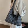 Нишевая клетчатая ретро сумка-тоут женская 2025 новая универсальная темпераментная сумка подмышку для通勤, модная сумка на плечо