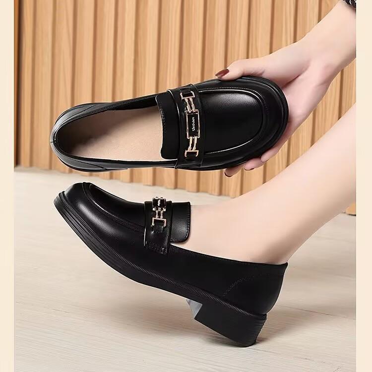 Белая удобная обувь женская 2025 новая мягкая кожа мягкая подошва мягкая кожа женская обувь хорошо выглядит универсальная обувь для通勤 с юбками