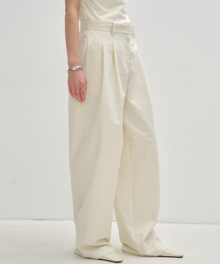 NOIRER FOR WOMAN Cotton Double-Pleated Loose-Fit Slacks (Buttercream)