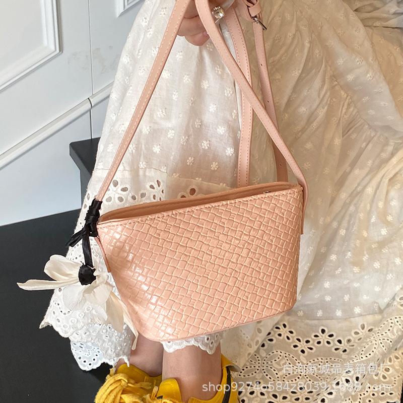 Fashion Woven Large-capacity Commuter Bucket Bag Women's 2025 New Korean Version Shoulder Bag Simple Solid Color Underarm Bag