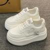 Женские белые кроссовки на платформе 2025 весна новая модная универсальная спортивная обувь небольшие туфли на танкетке нишевые кеды