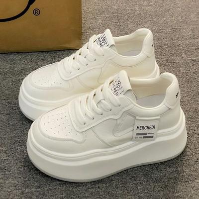 Женские белые кроссовки на платформе 2025 весна новая модная универсальная спортивная обувь небольшие туфли на танкетке нишевые кеды