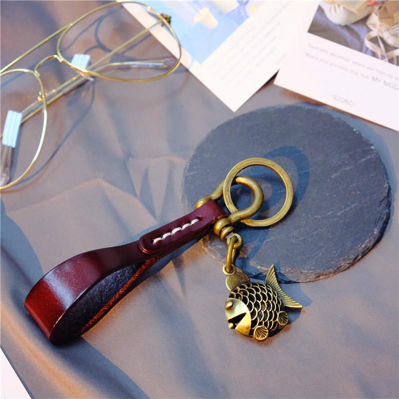 Брелок-подвеска в виде котенка в стиле ретро ручной работы из коровьей кожи высшего сорта и сплава с пряжкой-подковой