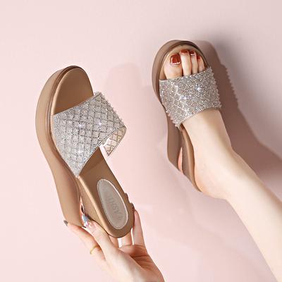 Летние крутые шлепанцы со стразами 2025 женские на толстой подошве-маффин новые противоскользящие для воды, тапочки-слайды с пайетками для внешней торговли