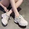 Весна 2024 г., новые женские туфли с толстой подошвой из бисквита и увеличением высоты, однотонные повседневные спортивные туфли для маленьких девочек белого цвета