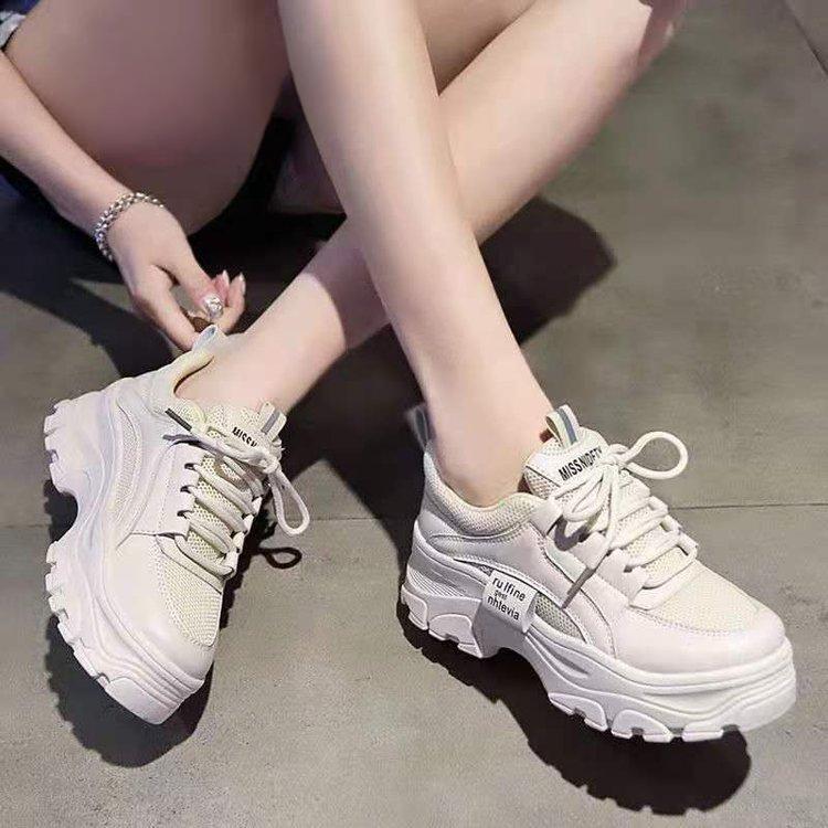 Весна 2024 г., новые женские туфли с толстой подошвой из бисквита и увеличением высоты, однотонные повседневные спортивные туфли для маленьких девочек белого цвета