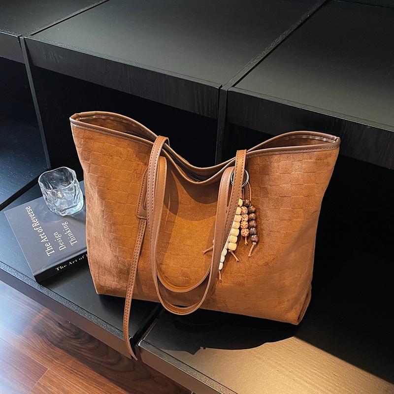 Женская сумка-тоут большой вместимости 2025 новая осенне-зимняя универсальная матовая ретро сумка на плечо замшевая рабочая сумка для поездок