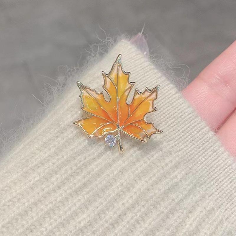 Color Painted Maple Leaves Design Metal Brooch Pin Zircon Decoration Gold Color Collar Lapel Brooches Pins Women Party Jewelry